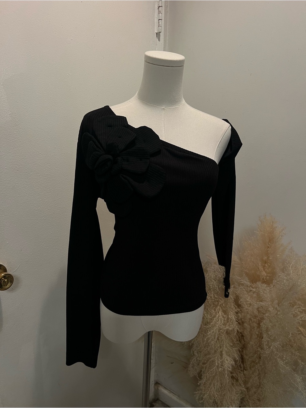 SHEIN Black One-Shoulder Ribbed Top with Floral Applique